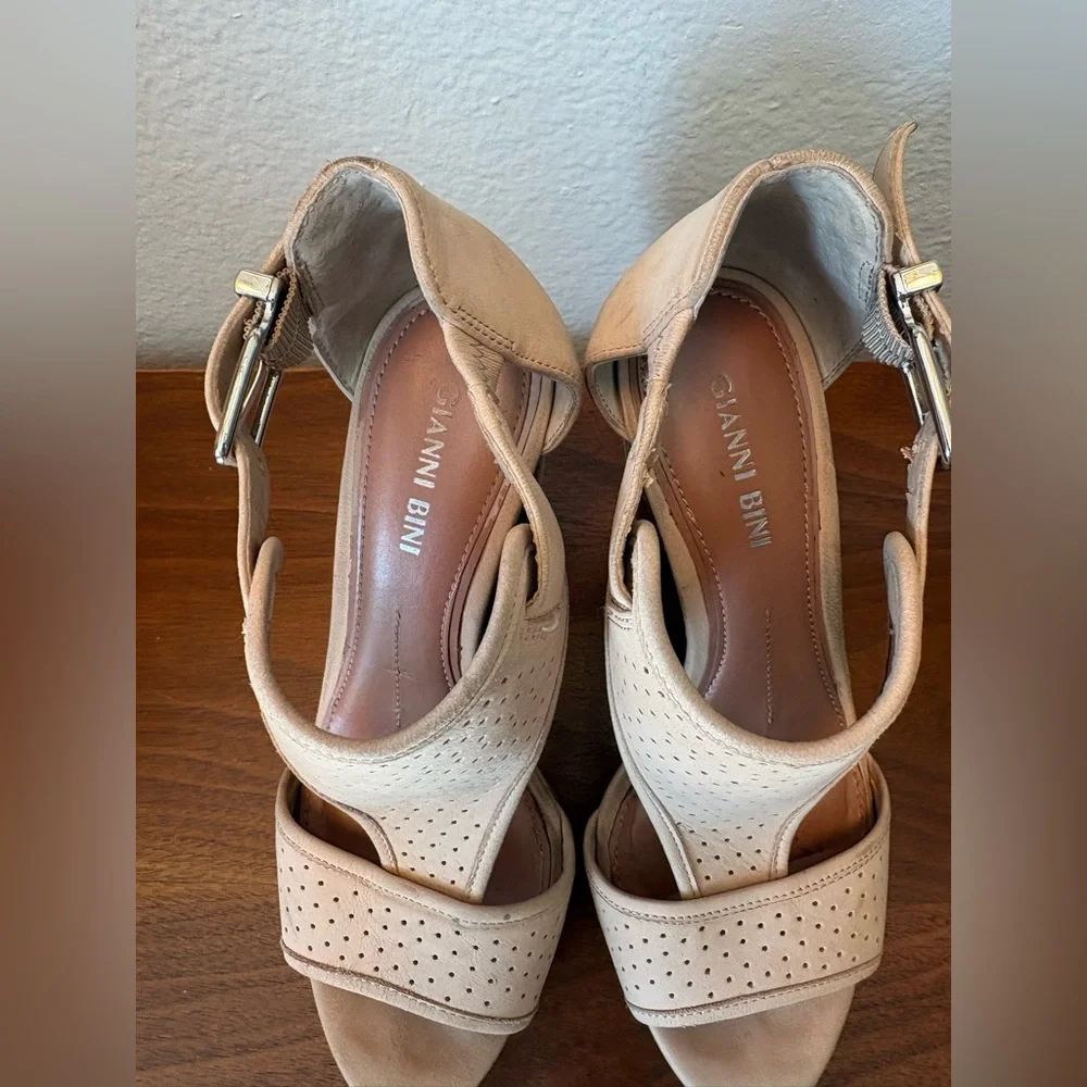 Gianni Bini perforated wedge sandals - Picture 5 of 7